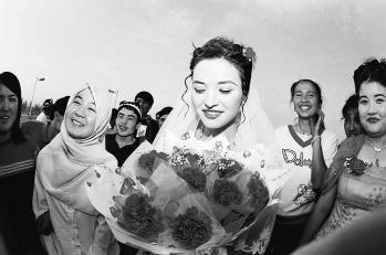 乌孜别克族婚礼习俗：要献礼物以“赎回”新娘
