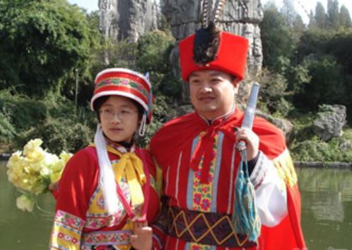 彝族姑娘特色礼服文化：彝族服饰的传说故事