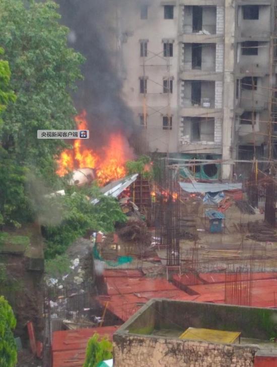 印度一架飞机在孟买住宅区坠毁（图）