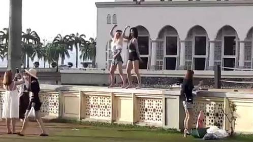 2中国女游客在..寺前拍热舞视频曝光被罚40元并遭遣返
