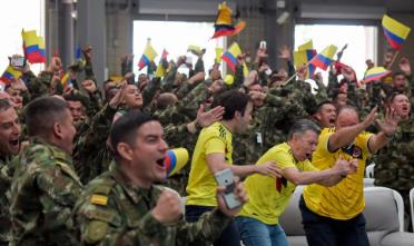 哥伦比亚晋级16强 总统与士兵一起庆祝胜利（图）