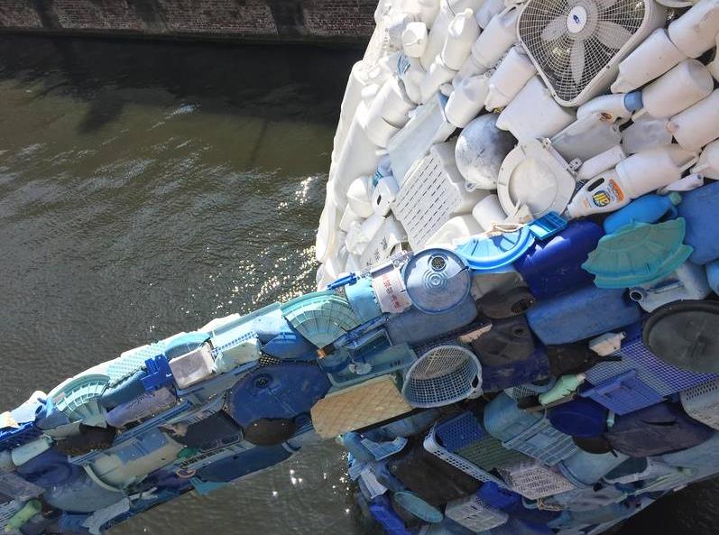 用5吨海洋垃圾塑料组成的“鲸鱼”（图）