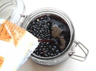 醋泡黑豆的功效与作用：醋泡黑豆的正确做法，醋泡黑豆治白发