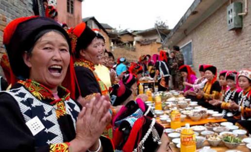 哈尼族饮食文化：哈尼族长街宴，世界上最长的乡村宴（图）