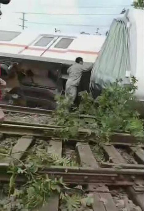 武汉测试地铁翻车现场图：2人轻伤和1人轻微擦伤
