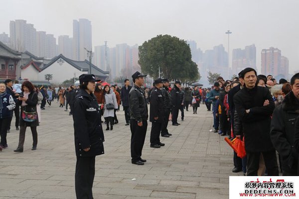武汉:在27万游客面前 警察围成人墙（图）