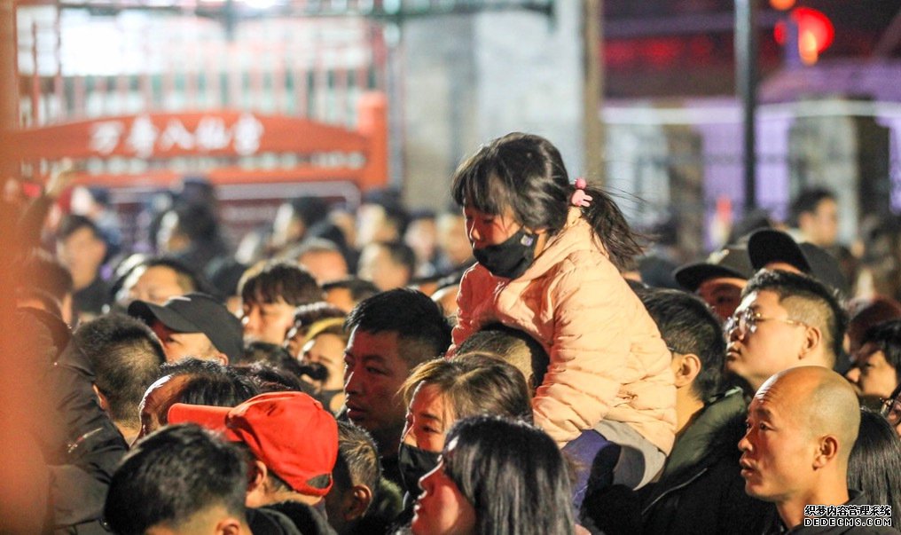 西安:市民争抢烧头香拥挤不堪（图）