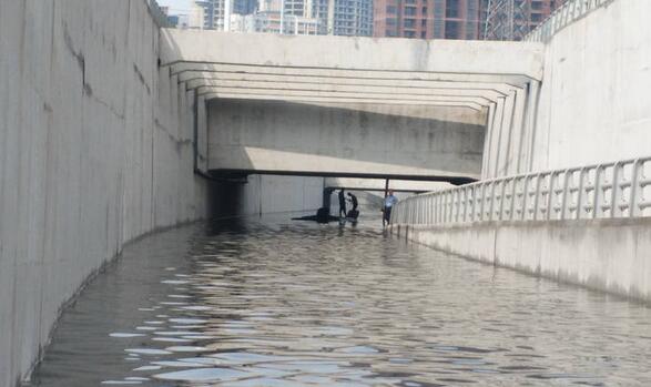 郑州雨后车辆变“潜水艇” 路面塌大坑（图）