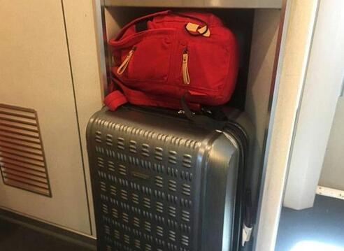 列车乘务员整理行李柜 突然发现一人脸（图）