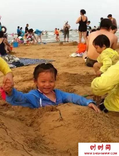 恐怖!去海边千万不要把身体埋进沙子里!一定要看（图）