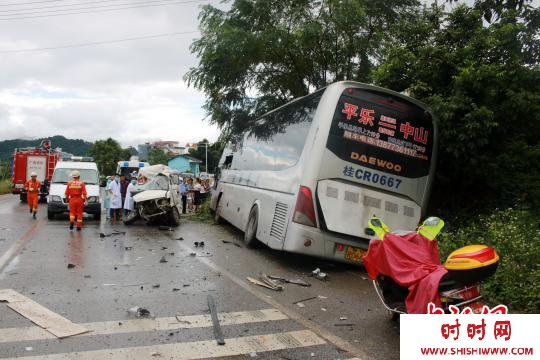 桂林一大客车相撞，令人痛心